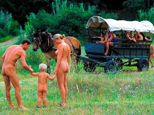 Walk on the nature of the family of adults and young naturists video [Naturism Archiv]