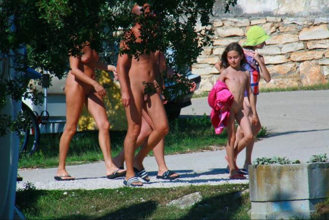 Naturists on holiday park for naturists photos [Naturism Archiv]