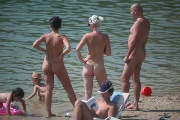Family nudists naked in the lake photo [Naturism Archiv]