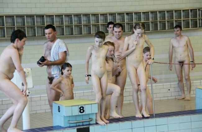 Family nudism - naked people in the pool photo [Naturism Archiv]