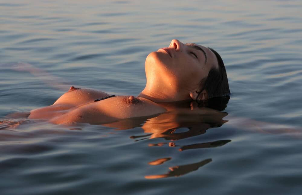 Sunlight Water to the Night pics - Nudism helps improve health and boost self-confidence