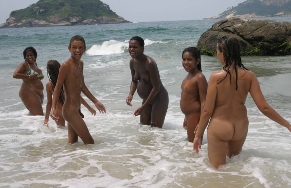 Brazils Endless Water Fun pics - There are many political figures among the movements supporters