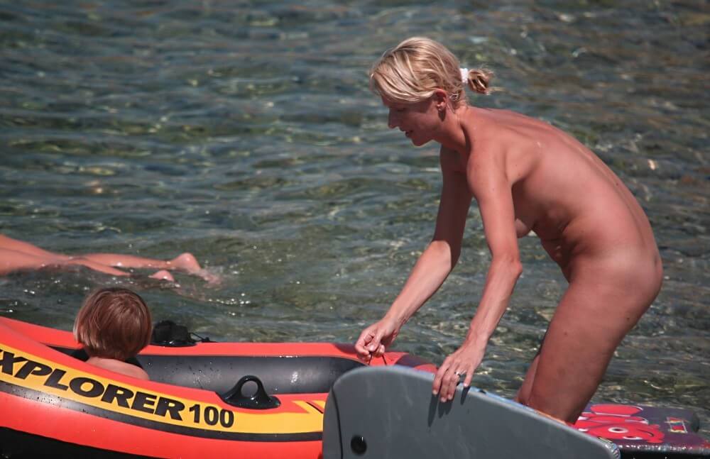Red Boating for Two Nudists pics - Living freely and naturally is the dream of naturists