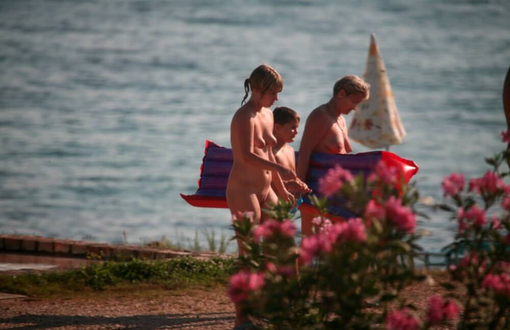 Dusk Til Dawn Showering phoros - Accepting oneself fully is the foundation of naturism