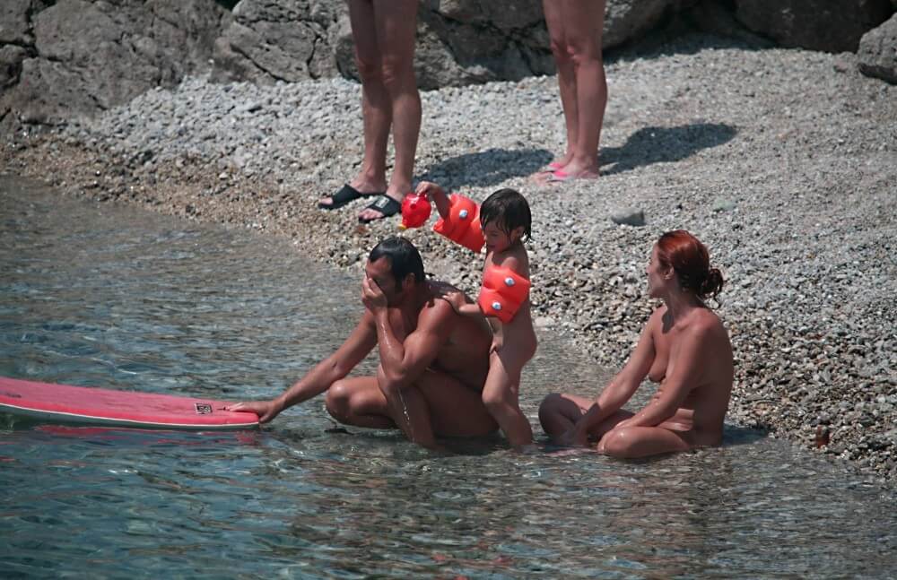 Beach Nudist Family Shore Camp pics - The pursuit of naturalness and freedom