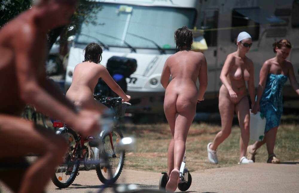 Park Misc Walks pics - Undressing is permissible only within ones own community