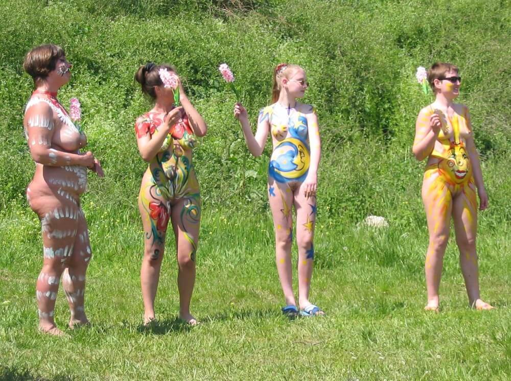 Family String-Apple Game Pics - The nature of nudism provides strength and inspiration