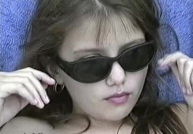 Naturistin: Yvonne am See - Wearing less clothing is fashionable