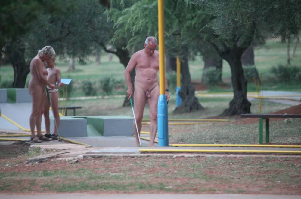 Mini-Golf Nude Participants pics - Nudists relax beautifully—a sight to behold