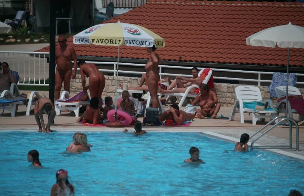 Naturist Pool Observation pics - Nudism helps to overcome shyness and insecurities