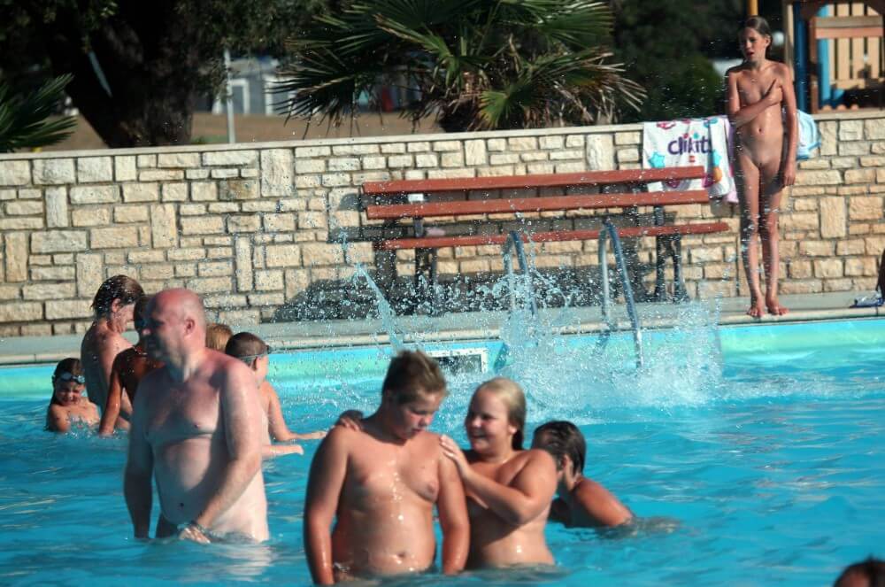 Naturist Pool Girls Profile pics - The naked body as a reflection of inner beauty