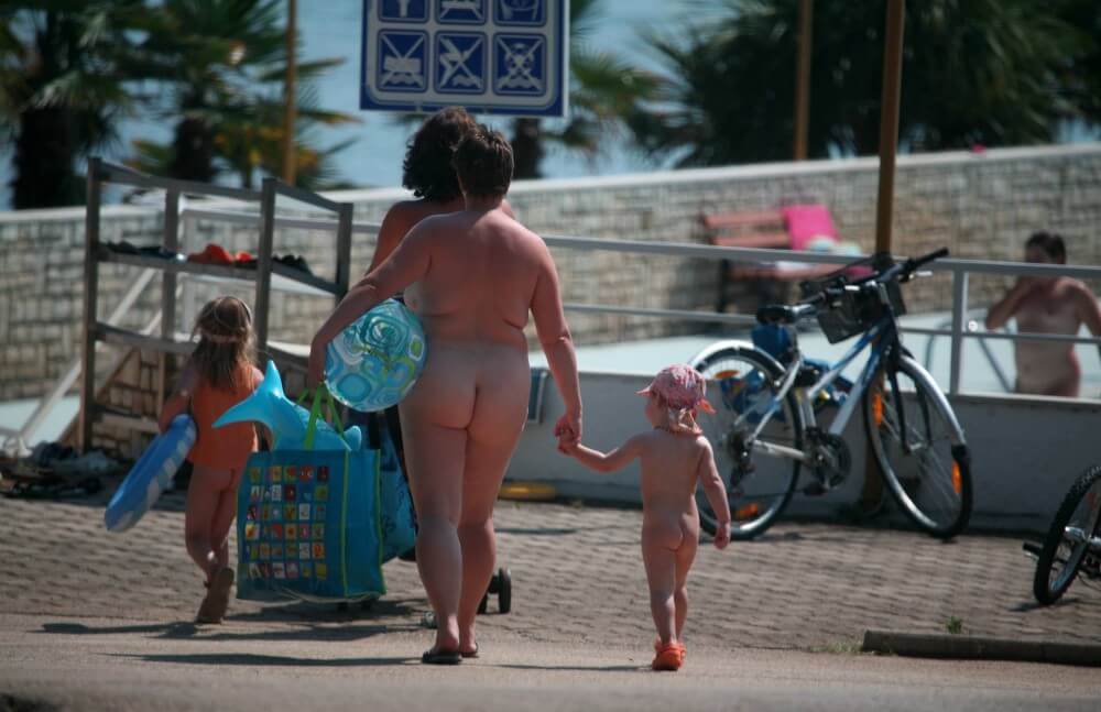 Pool Outskirt Nude Guests pics - The practice of nudism helps to overcome stereotypes and insecurities