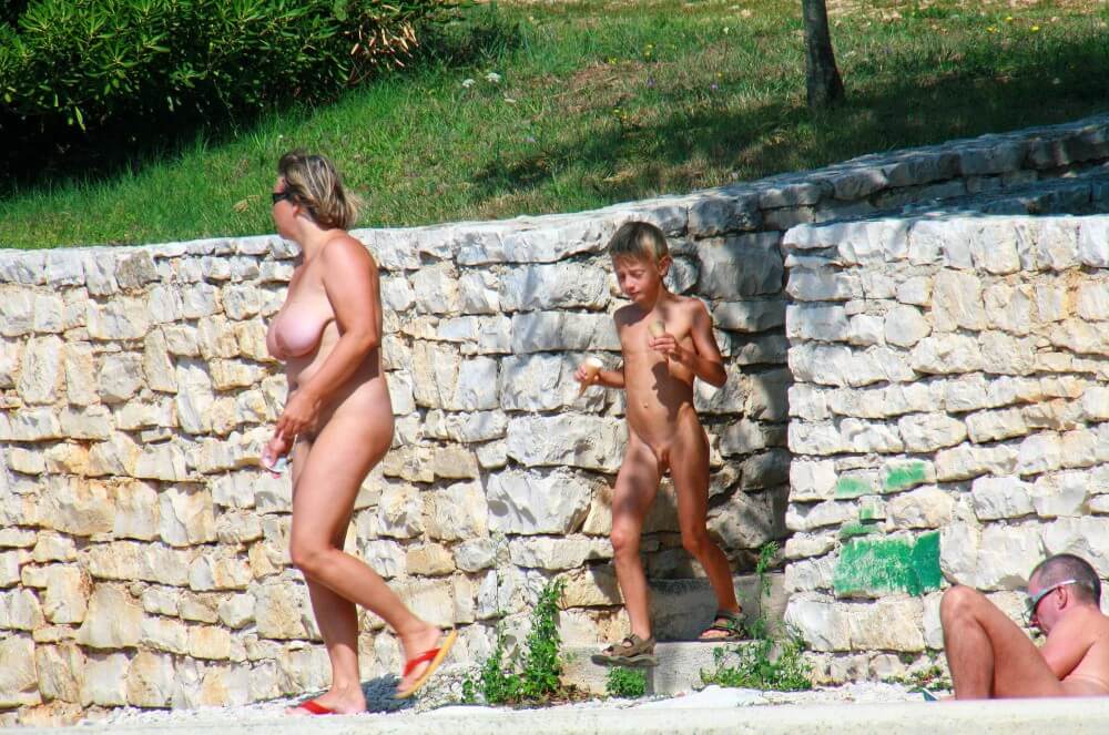 Ula FKK Wall-Side Families pics - The practices of naturism teach us to appreciate life and harmony with the world around us