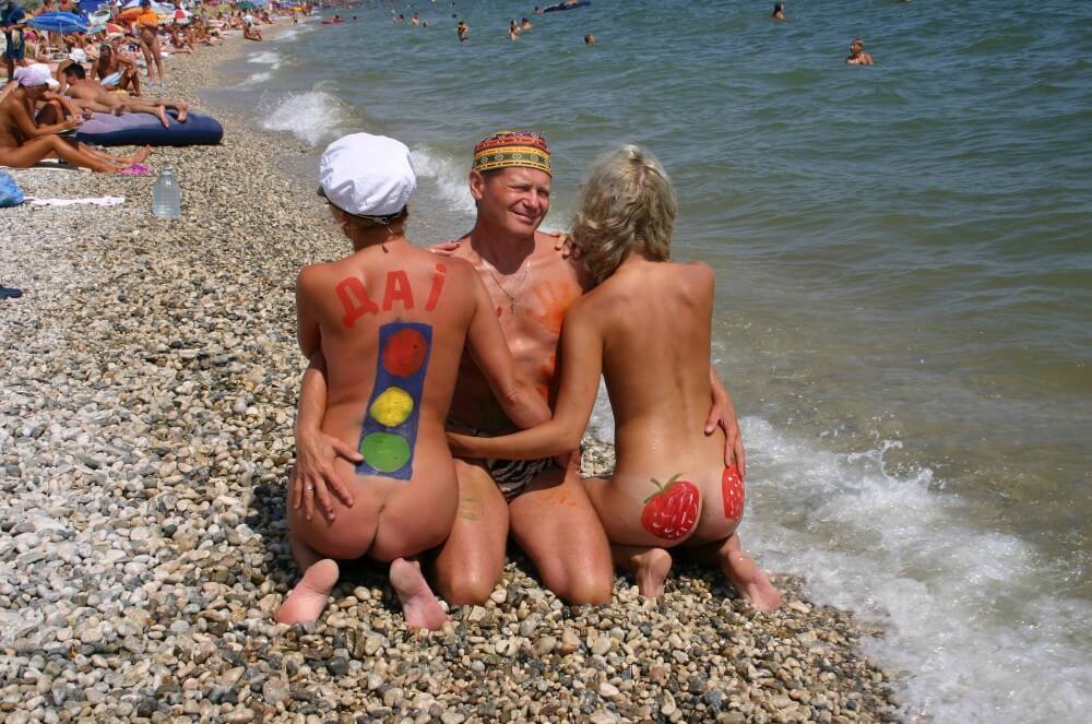 Bold Outdoor Nude Poses pics - Naturists love sunlight and fresh air
