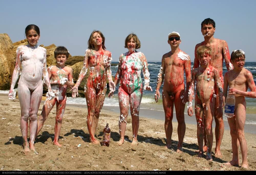 Naturism photo gallery # 58 - Simplicity is the key to nudism