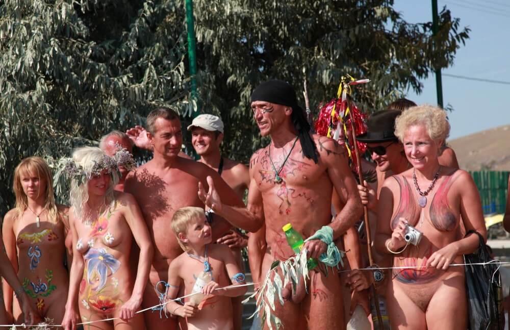Naturist Day From Behind pics - A resort for nature lovers