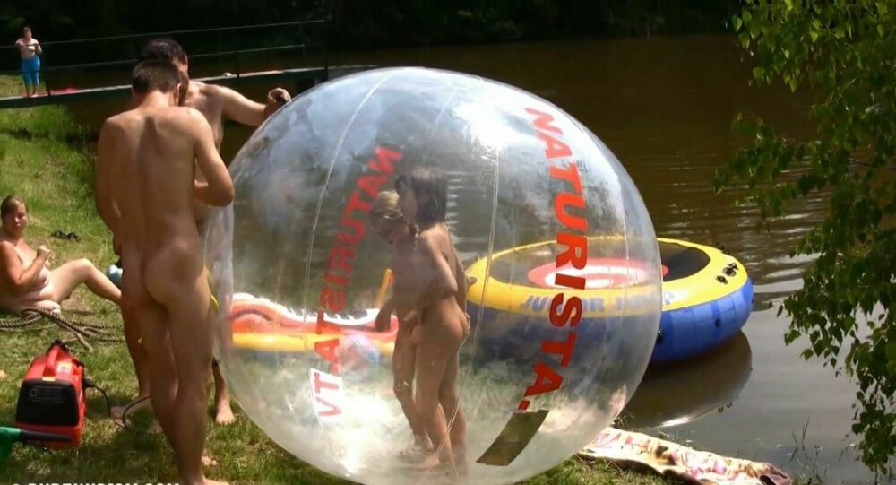 Daytime Family Picnic Full HD - Stereotypical perceptions of nudists