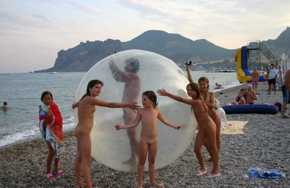Pics Walk on the Beach Balloon - The naked body is an expression of beauty