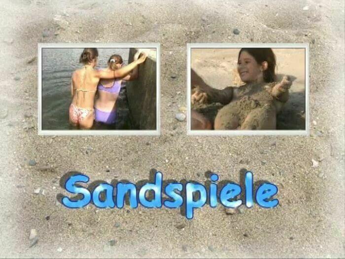 Naturistin: Sandspiele - Naturists love movement and activity
