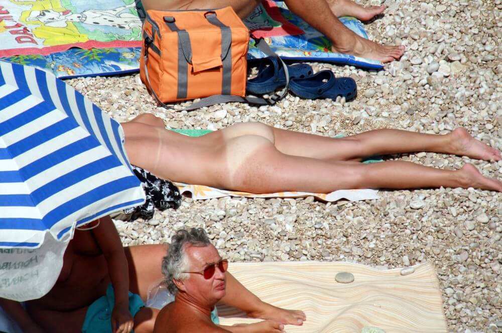 Naturists Beach Relaxation pics - In naturism, sincerity and honesty are valued