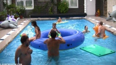 Piano pool and tennis Full HD - Popularizing nudism among the general public