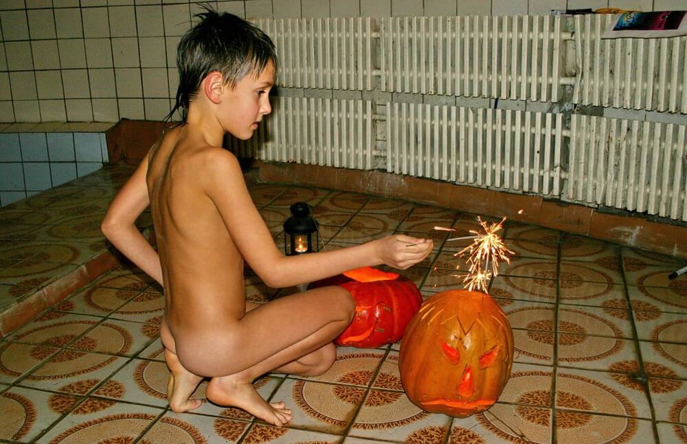 Naturism photo gallery # 20 - The practice of nudity within a community