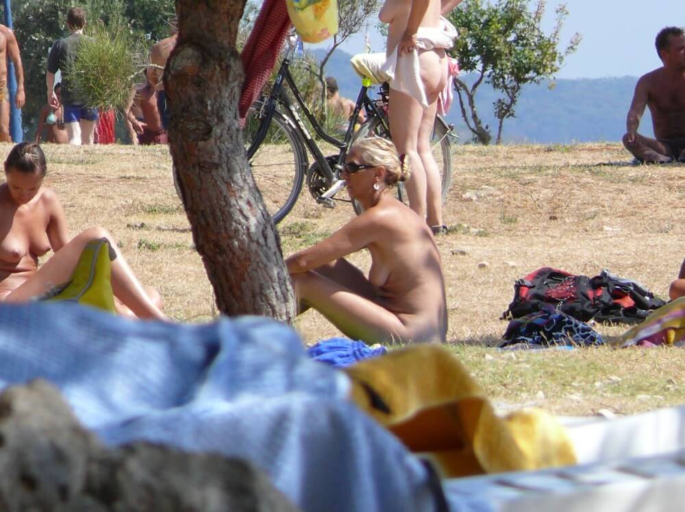 Ula FKK Shore Perspective pics - Advocates of naturism and nudism live in harmony with nature