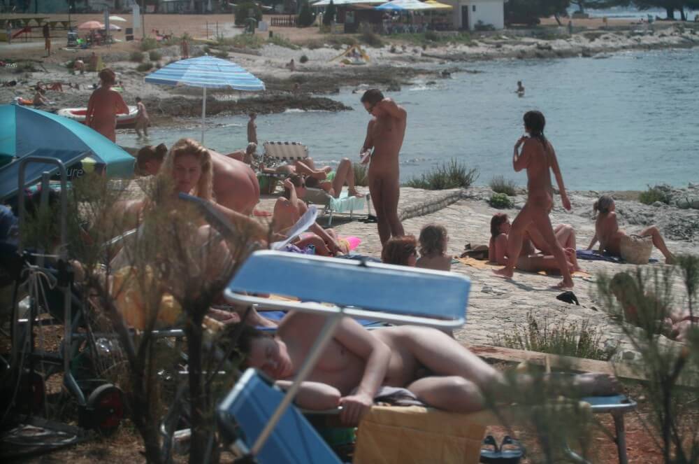 Nuda Beach Wide Outlook pics - Values trust and friendliness among naked people
