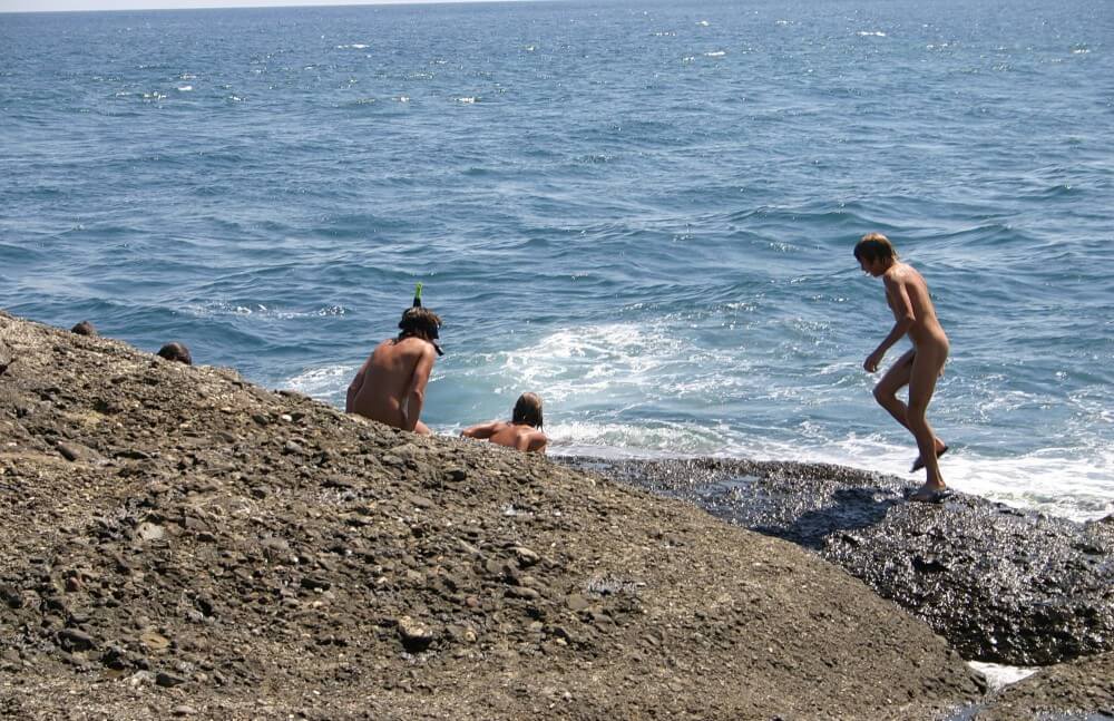 Leaning Against Hit Rocks pics - Nature serves as the bodys natural clothing