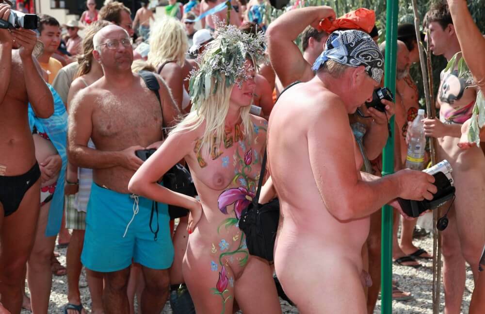 Neptune Painting Couple pics - Naturism helps break free from body stereotypes